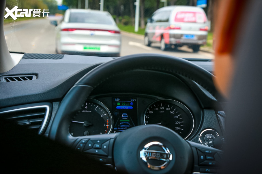 让你可以好好“偷懒”的方式还有开启ProPILOT超智驾，它支持一键开启以及全速域保持随时跟停，满足在全场景下的实用性，实现L2级别自动驾驶辅助。值得一提的是，该系统能够清晰的识别车道线，让车辆始终保持在车道中央，保证行车的安全性。