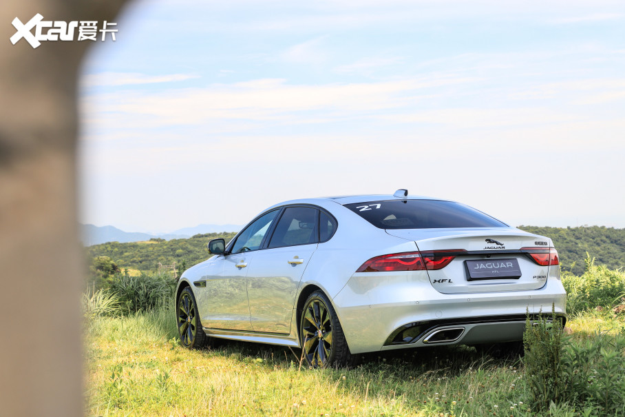 全新捷豹xfl车尾造型与老款基本一致,镀铬装饰以及双出排气的设计,看