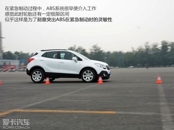在紧急制动过程中，ABS系统很早便介入工作