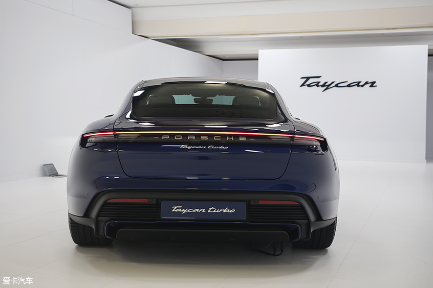 成都车展保时捷taycanturbo惊艳亮相