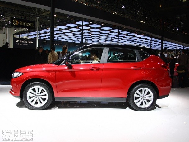 内饰方面,哈弗h2三辐式多功能方向盘上有明显的红色"haval"logo,其