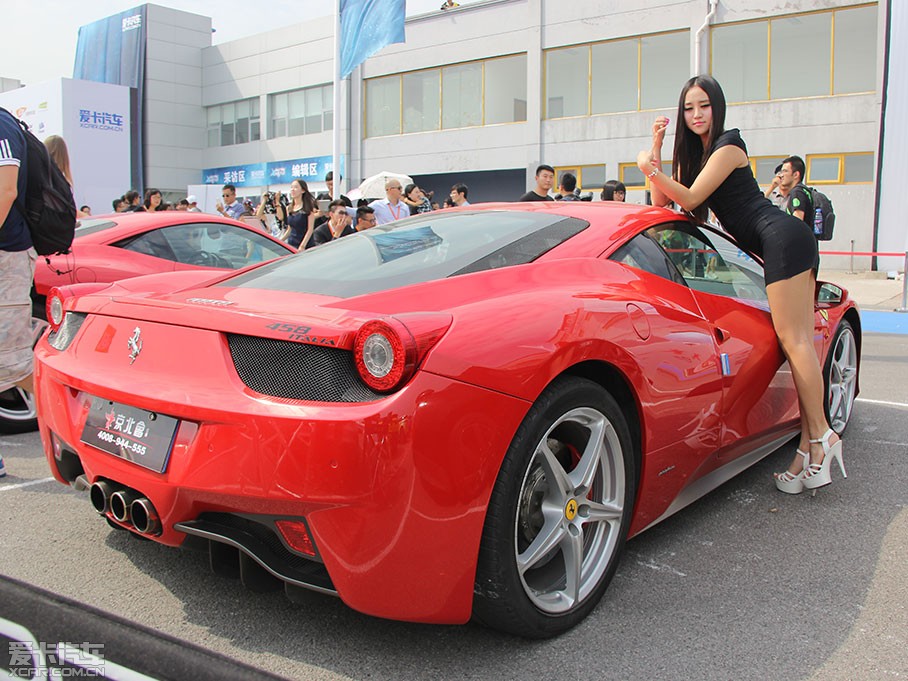 火热美女映衬红色法拉利 xmeeting辣模