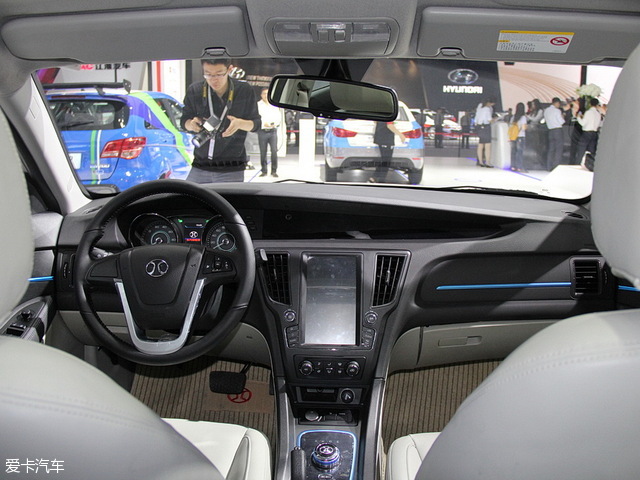 北汽eu260与北汽绅宝d50采用了相同的内饰设计,该设计来源于eu300