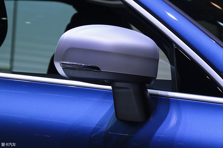 外后视镜采用很多性能车惯用的银色设计,凸显运动感.