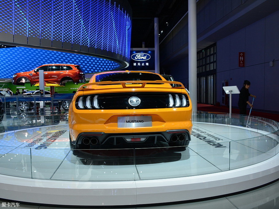 4月19日,在刚刚开幕的上海车展上,福特新款mustang实车亮相展台,新车