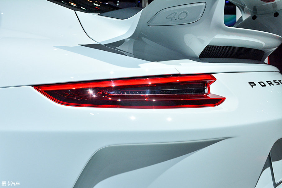 led尾灯犀利的造型让车尾显得更加凶狠.