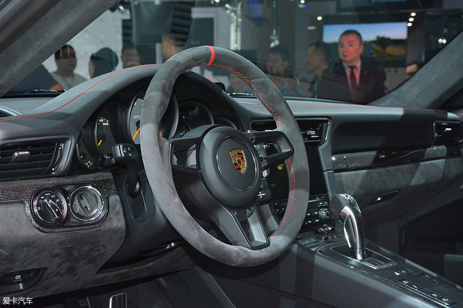 在911 carrera上需要选装gt运动方向盘是gt3车型的标配,采用了