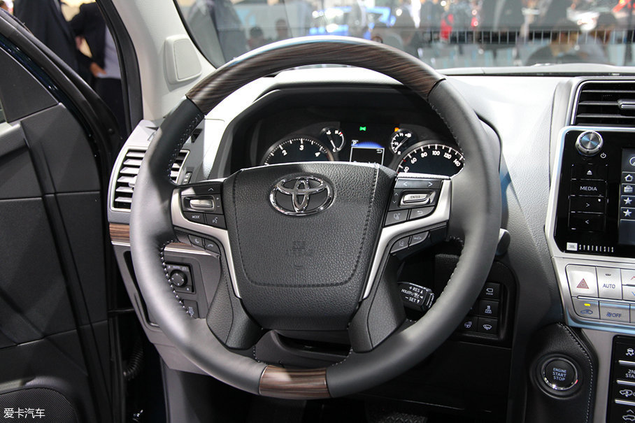 新款造型的四辐式方向盘握感十分粗壮,并且多功能按键所涉及的功能