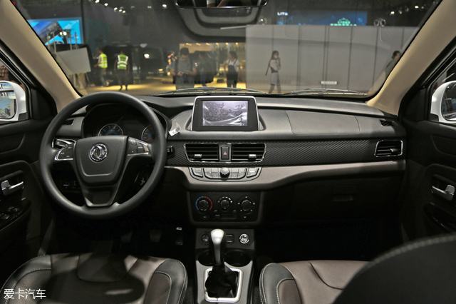 2017广州车展 东风风光330s静态评测:内饰设计:新增7英寸悬浮式中控屏