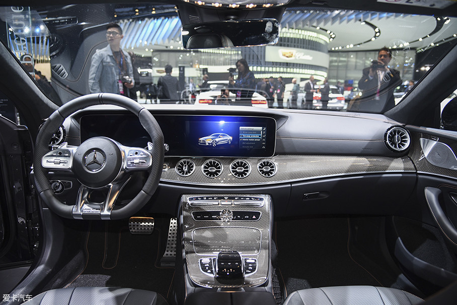 amg cls 53的内饰采用黑色为主色调,用以烘托运动气氛.