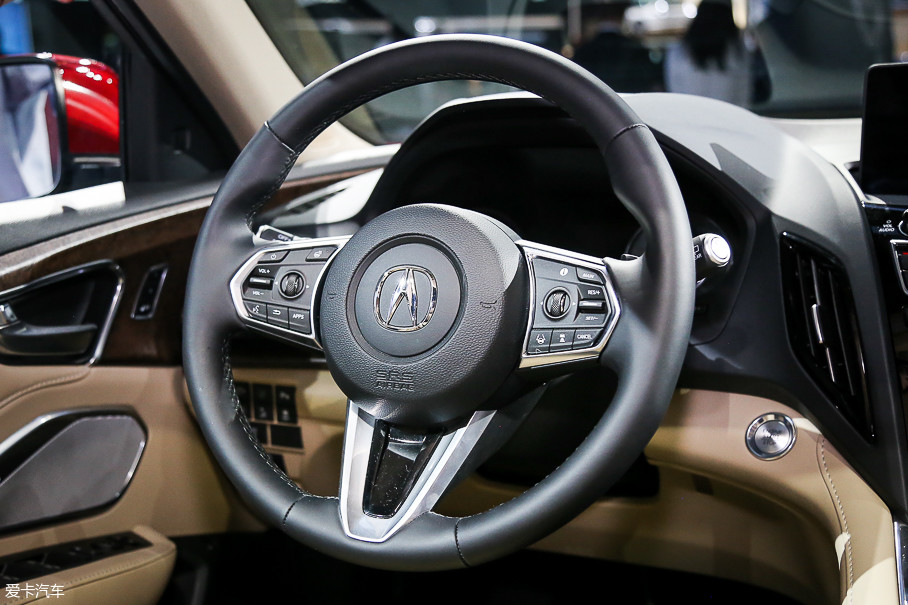 多媒体控制与巡航控制等常用功能都被集成在了方向盘两侧,便于驾驶员