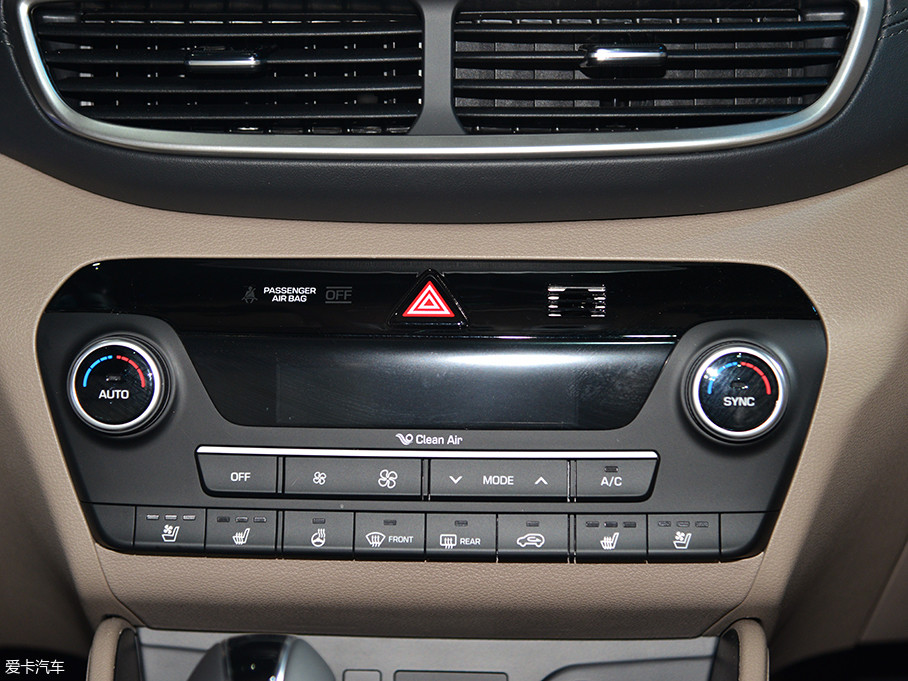 空调控制面板依旧采用传统的物理按键,操作简单,易于上手.