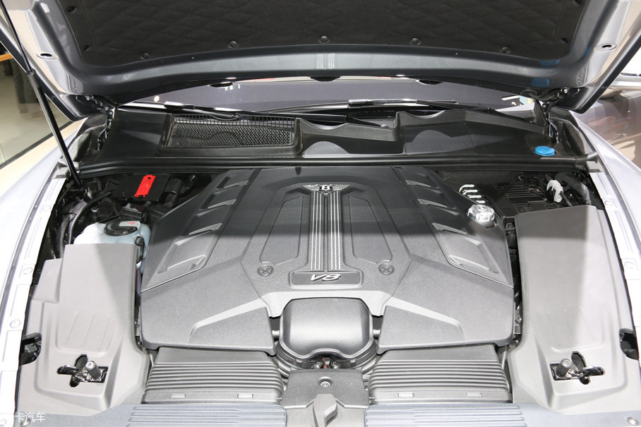 0t v8双涡轮增压汽油发动机,最大功率404kw(550ps)/6000rpm,最大扭矩