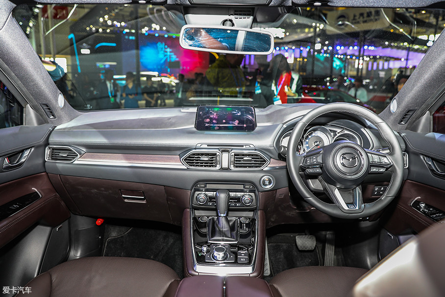 平直的中控台搭配钢琴漆面板和哑光镀铬点缀,提升了内饰的档次感.