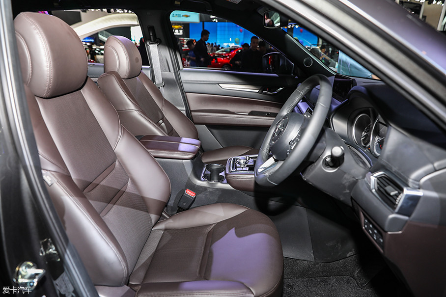 马自达cx-8的驾驶位采用电动调节,皮质座椅触感非常细腻,加上与内饰