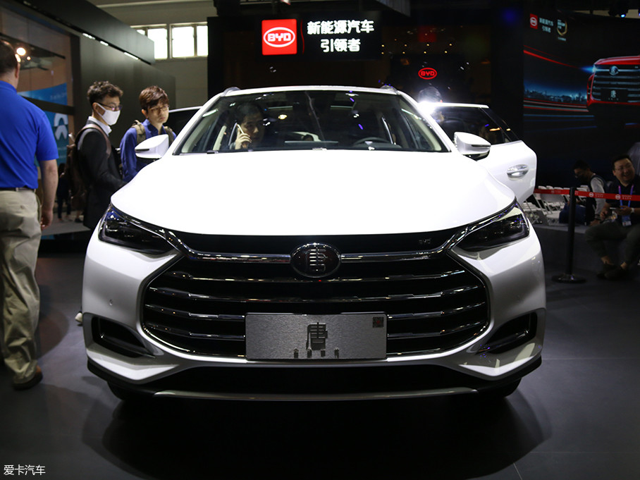 前脸造型通过强化横向设计,并控制和降低视觉中心,从而创造更好的比例