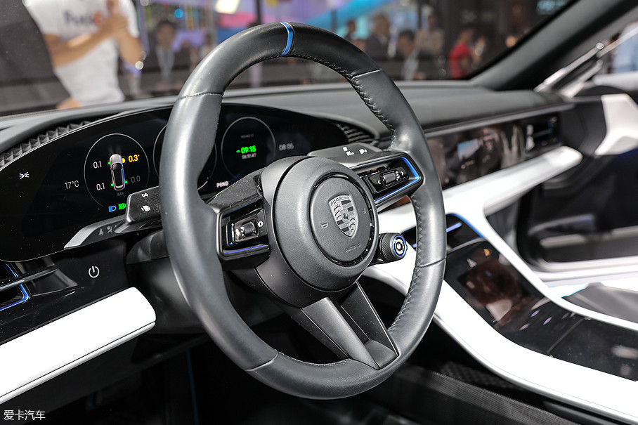 相信大家并不陌生,对于一款概念车来说,搭载这样款式的方向盘可以说是