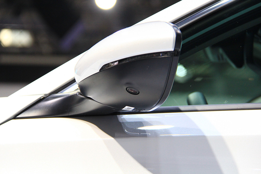 双色后视镜为整车增添了一丝灵动,下方为全景影像摄像头.