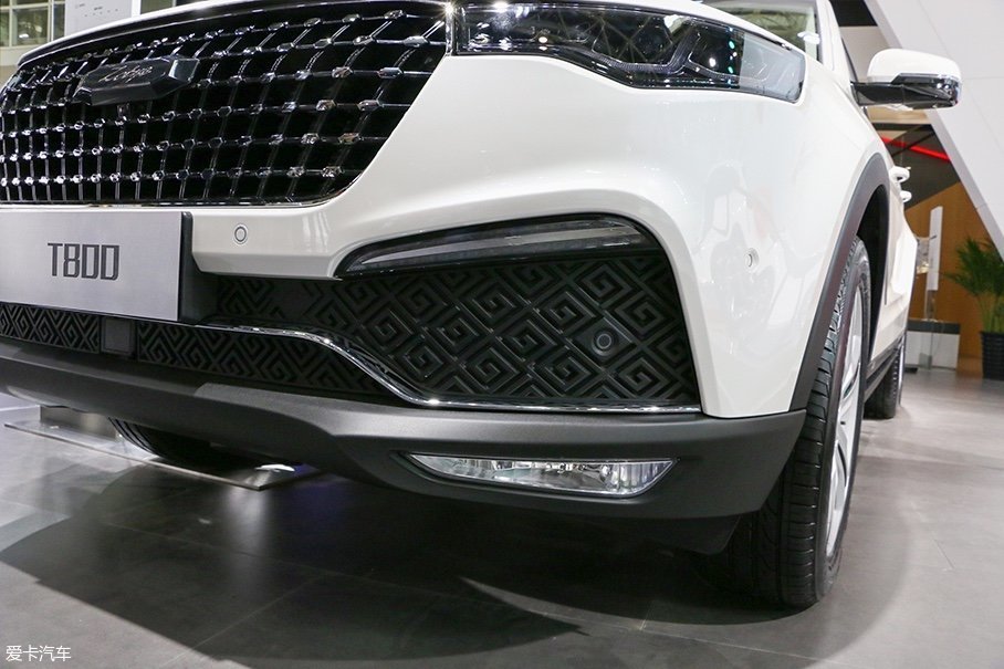 进气格栅的面积非常大,配合星空点阵的设计方法,显得霸气又不失时尚感