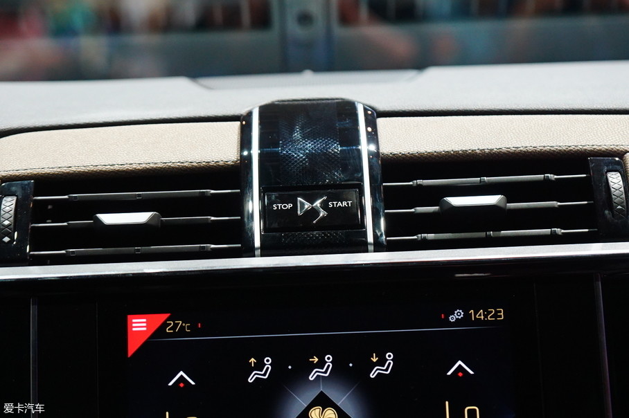 德系车型常将圆形钟表镶嵌在中控台上,而ds7 crossback将一块矩形钟表