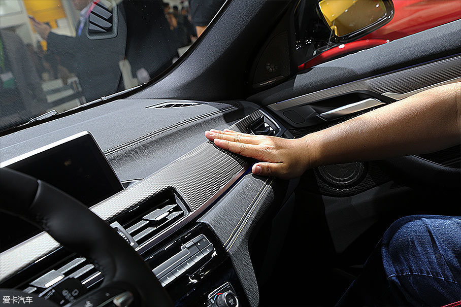 中控台是甄选了皮革材质包裹并带对比色缝线的材质,细节之处尽显精致