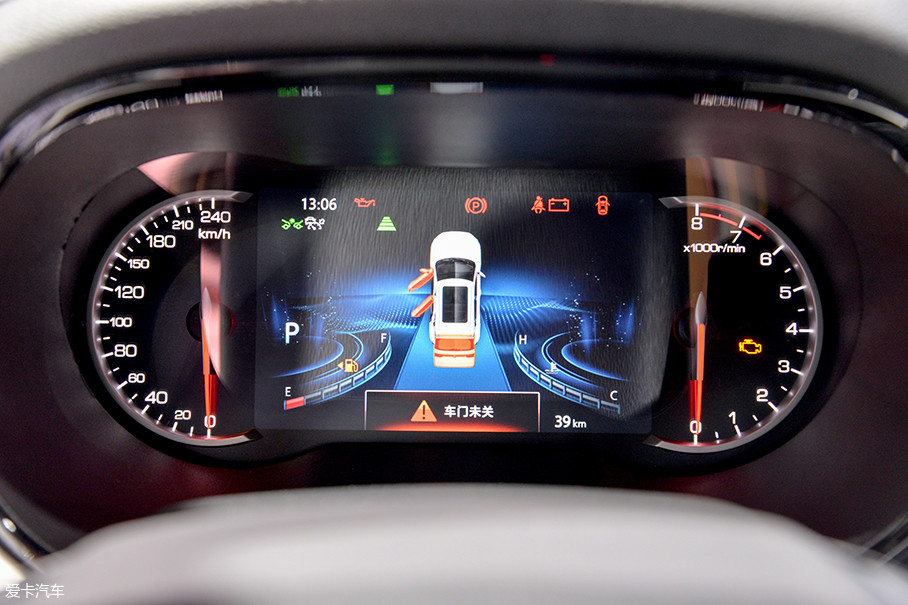 仪表盘为液晶屏幕与物理指针的组合,只是显示界面的设计风格稍显落伍.