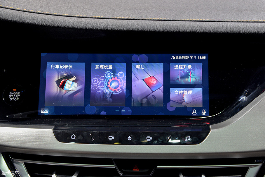 车内加入了一块10英寸可触摸显示屏,操作逻辑尚可但分辨率差强人意.
