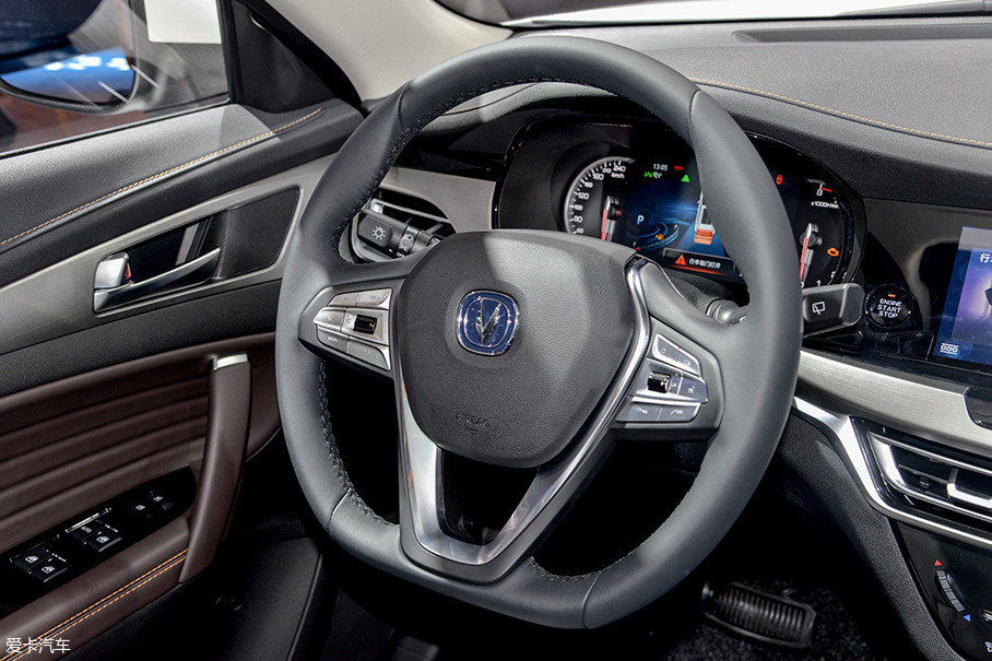 新式的三辐多功能方向盘加入了镀铬装饰,是当下非常流行的设计元素