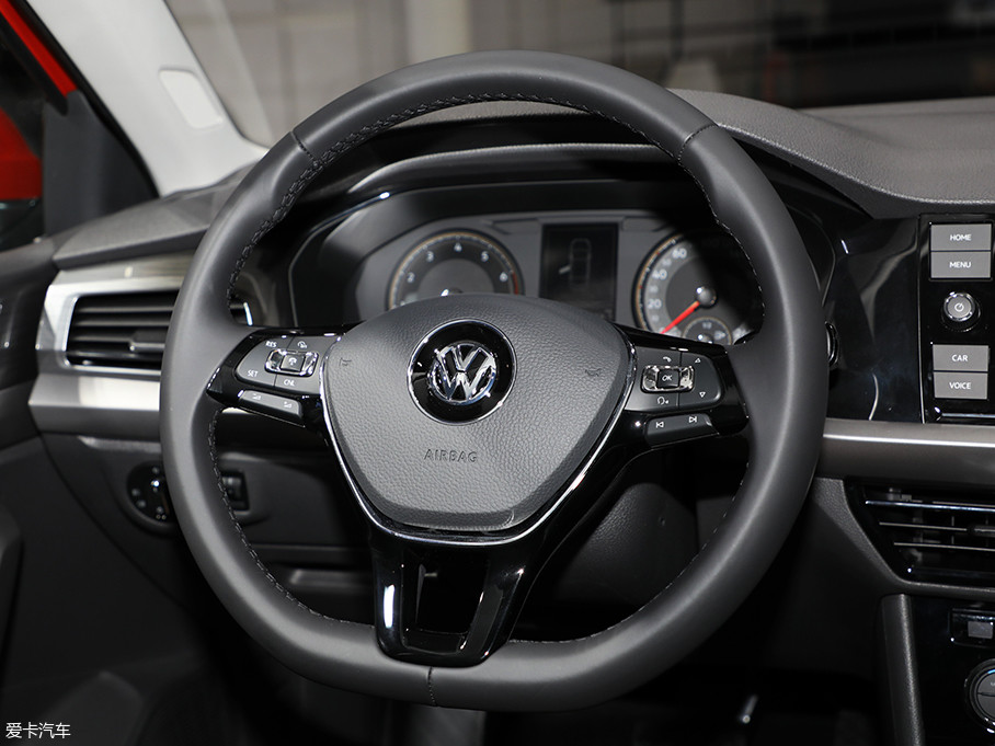 方向盘内上镶嵌的钢琴烤漆饰板一定程度上提升了内饰的档次感.