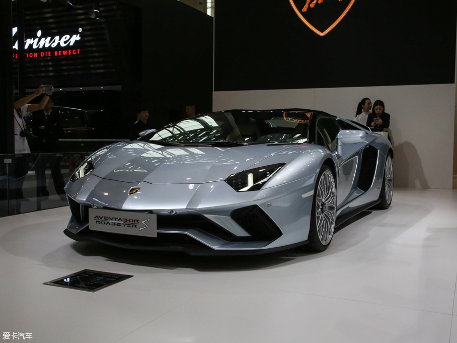 女神请上车 广州车展中那些撩妹性能车:兰博基尼的金子招牌想不拉风都