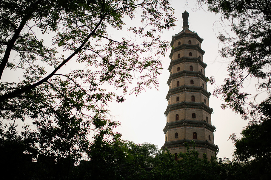 六和舍利塔，仿杭州的六和塔建制，塔高67米共九层。记不清用不用单独购票了，一座城市有避暑山庄这样恢弘的园林感觉还是很有人文气息的。