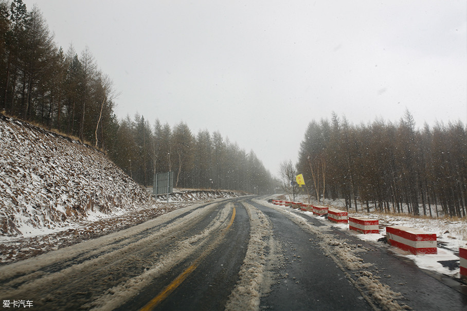 下山时雪愈发的大，路上的积雪也越来越多，好在来往的车辆屈指可数，不过为了安全起见我们的时速始终保持在40km/h。