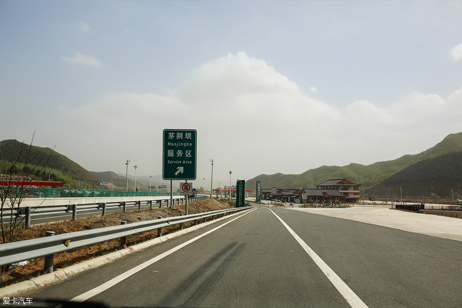 在抵达茅荆坝服务区时，小腾腾的电量还剩余69km。