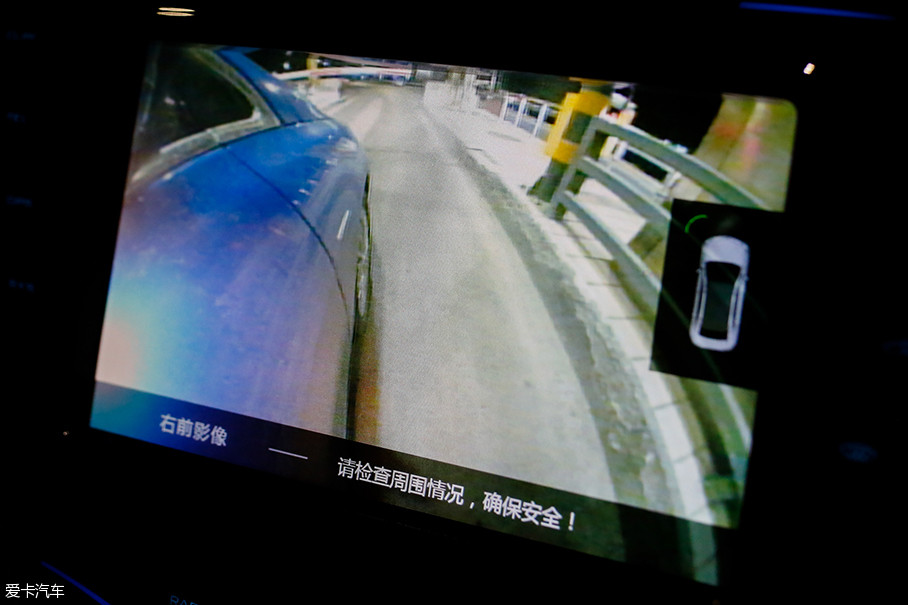 通过收费站时，腾势探测到距离护栏较近，自动打开了右侧盲区摄像头，这个功能对于行车安全来说还是非常贴心的。