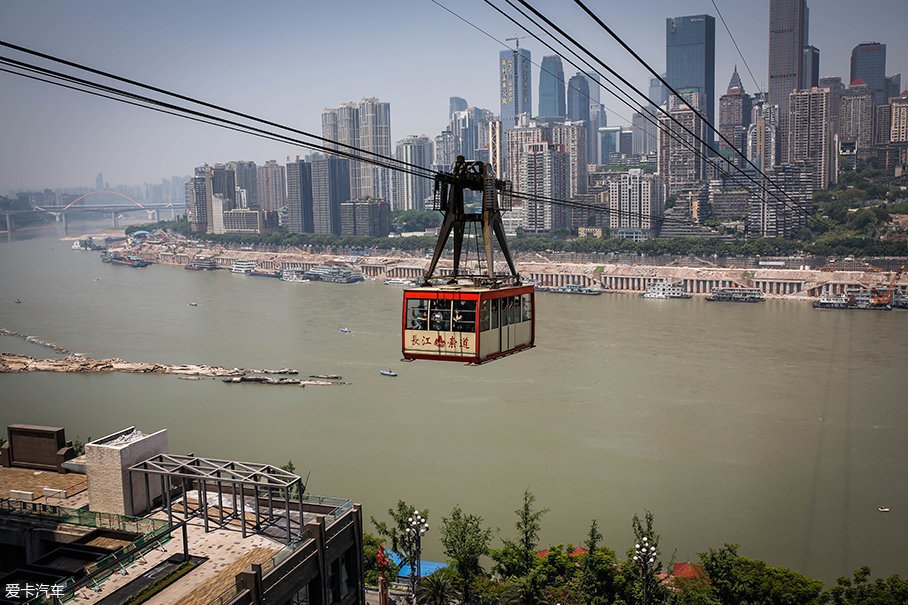 长江索道全长1166m,由中国自行设计制造,连通了重庆的渝中区和南岸区