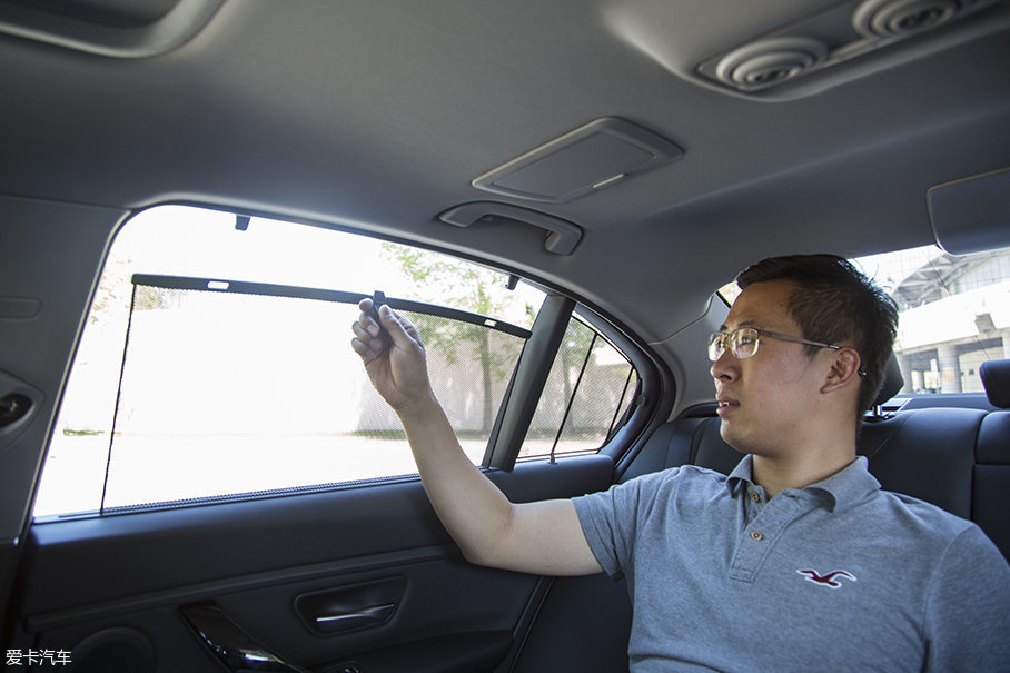 后排还配备了遮阳帘,后排乘客的乘坐体验更加惬意.