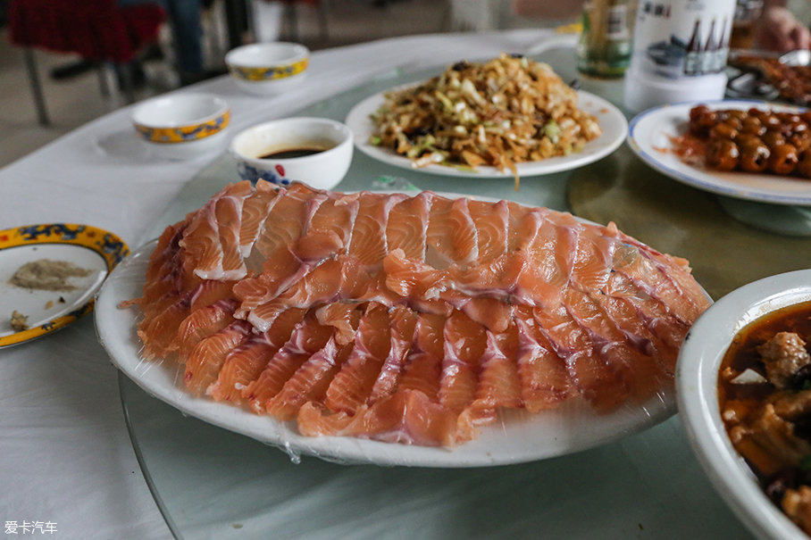 另一半则是生吃,把鱼切片蘸酱汁,肉质还算新鲜,不过跟常吃的生鱼片