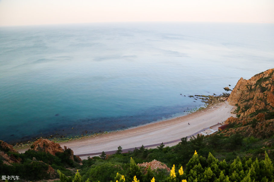 过了万里长风往前走会来到一个叫远观的观景台,旁边是一个非常陡峭的