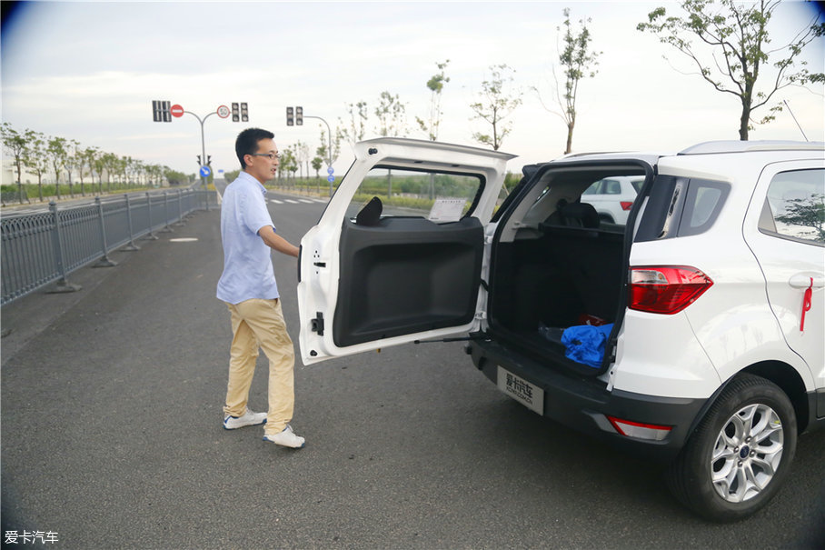 侧开式的尾门设计在一些高端suv车型中还是比较常见的,这种设计的优点