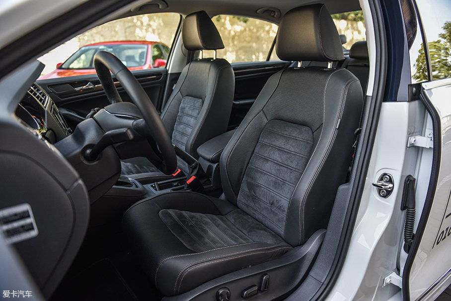 新速腾座椅采用了高品质的alcantara翻毛皮面料,质感极佳,前排座椅