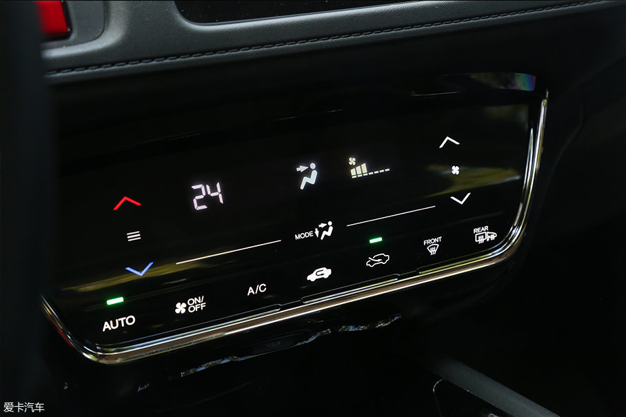 缤智的空调系统为触控式操作,控制面板设计简洁凸显科技感,但未配备