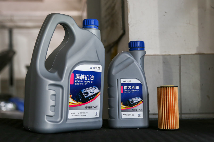 本次保养我们选用迈腾330tsi车型原车机油,原车机油采用的是标号5w-30