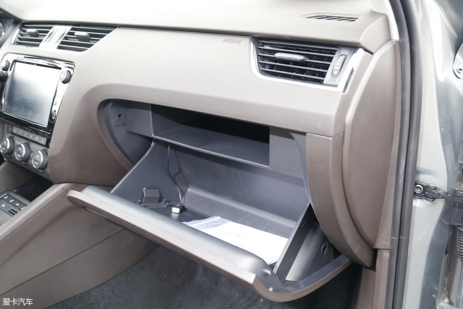 明锐旅行车的手套箱内部,分为了上下两层布局,空间也足够大.