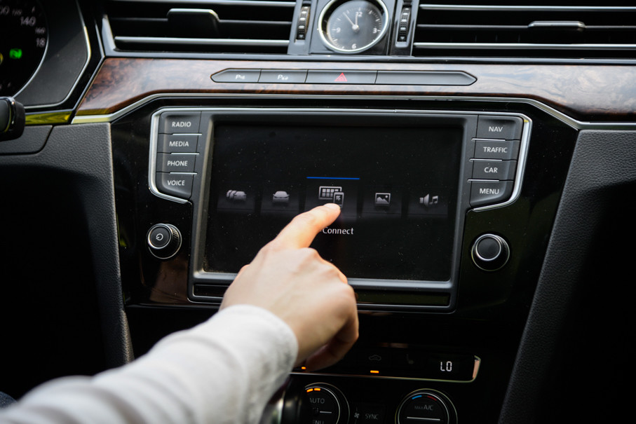 "迈腾的这套车载系统支持carplay,手机可以一边充电一边听歌,这对于我