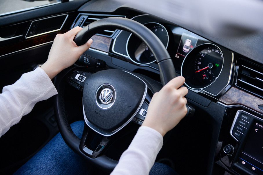 "迈腾的方向盘大小适中,皮质非常细腻,摸起来滑滑的很有高级感.