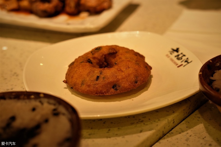 虾酥虽然也是一道当地特色的风味小吃,但实际上软糯的口感和想象中不