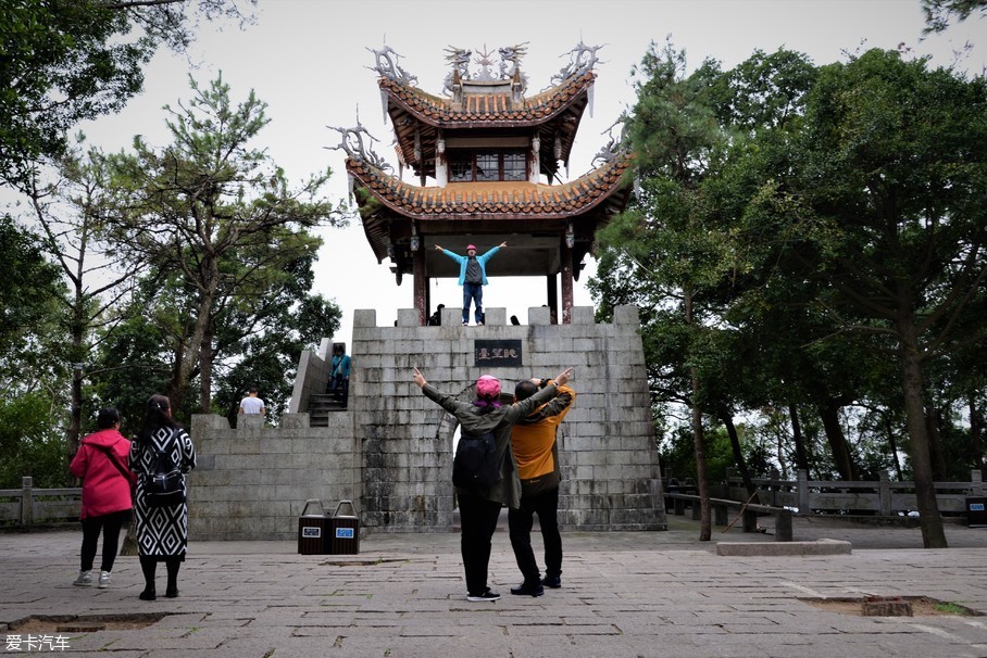 这座由省登山协会修建的观景台,建在鼓山海拔400米处,面朝福州繁华的