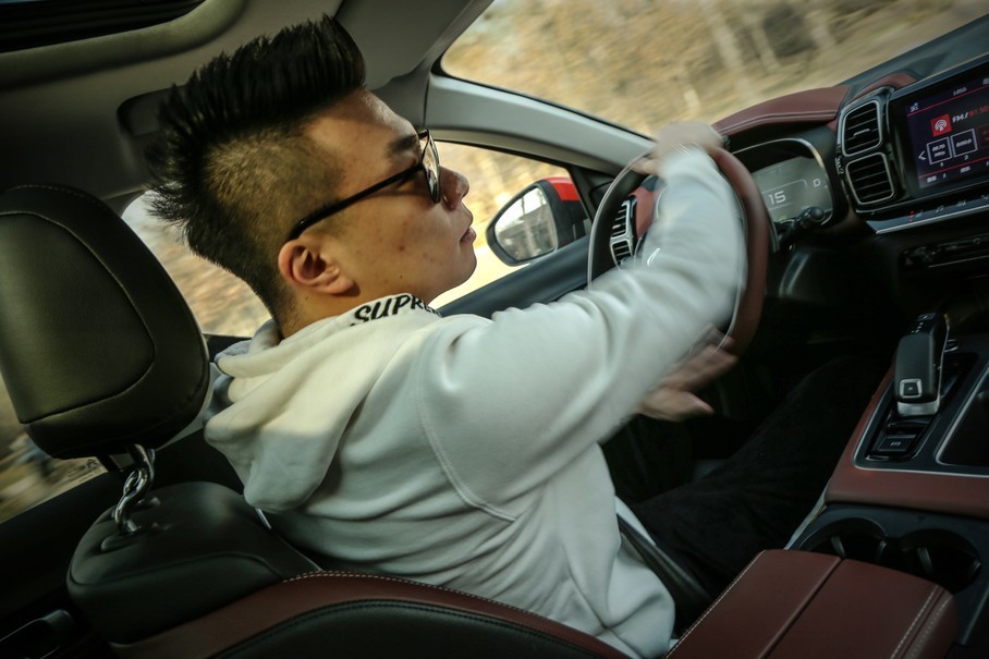 刘先生:会开车的人有很多,开好车的人却很少.