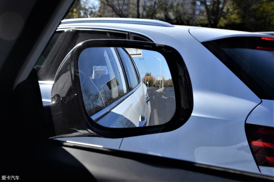 值得一提的是高配版车型还提供了后视镜电动折叠功能,遇到窄路会车时