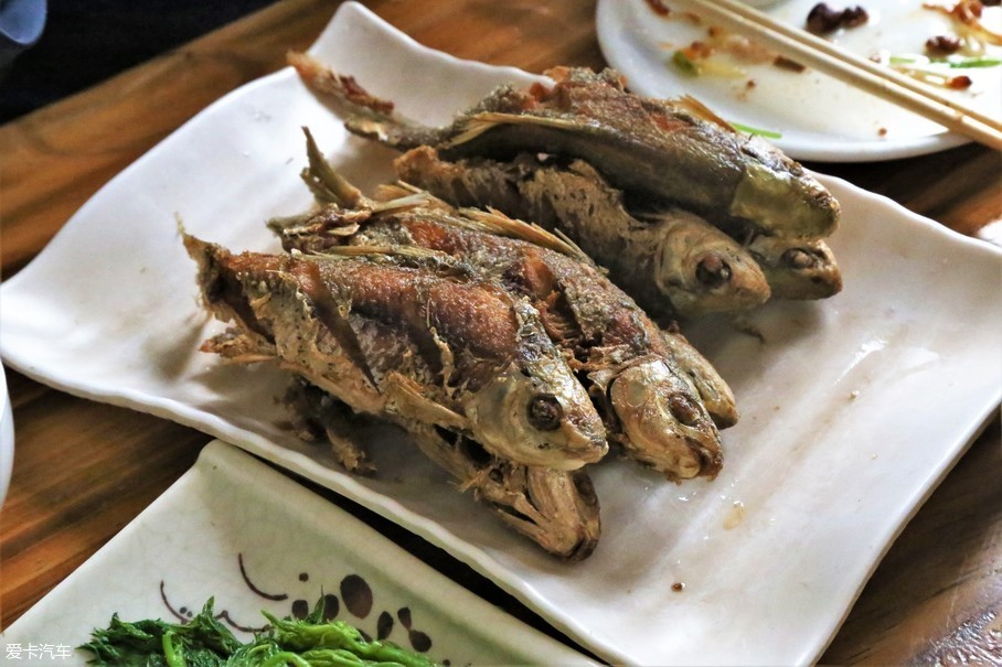 在老板的极力推荐下,我们鬼使神差的点了道"滑子鱼",一份8条,做法有